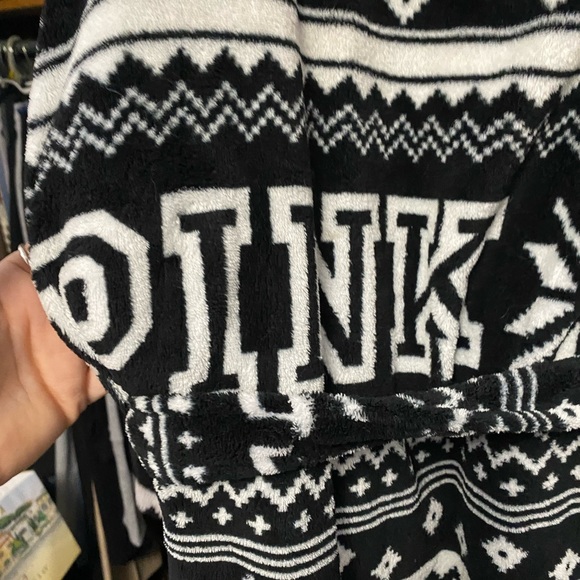 Robe - Picture 3 of 4